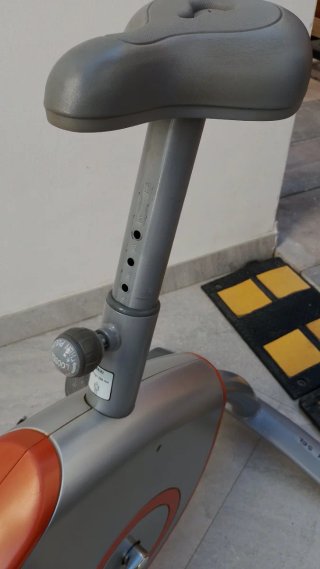 Bicicleta Estática Gris y Naranja