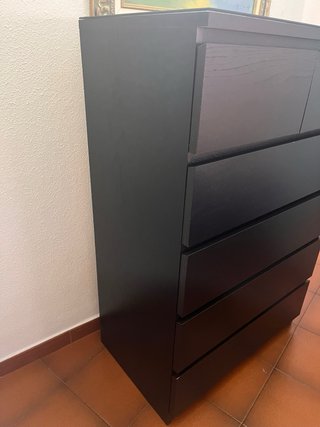 Cómoda de madera oscura
