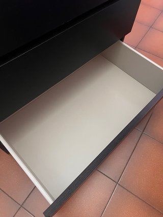 Cómoda de madera oscura