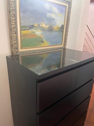 Cómoda de madera oscura