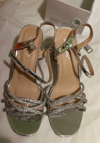 Zapatos de fiesta plateados con tacón