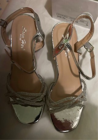 Zapatos de fiesta plateados con tacón
