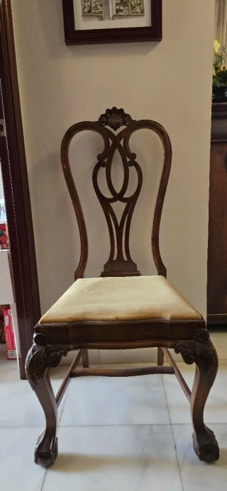 Sillas antiguas de madera.
