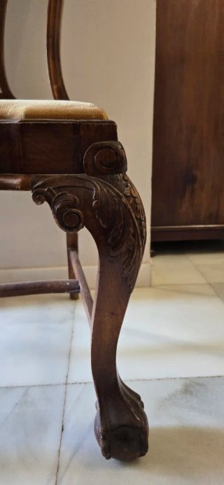 Sillas antiguas de madera.