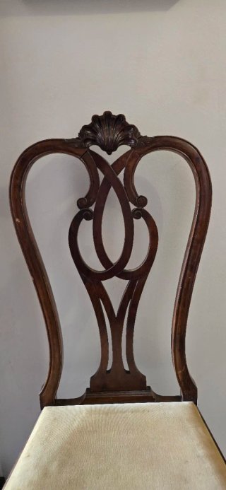 Sillas antiguas de madera.