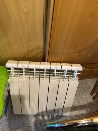 Radiador de metal blanco