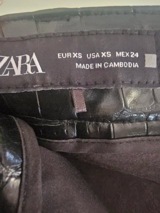 Pantalones negros efecto piel cocodrilo
