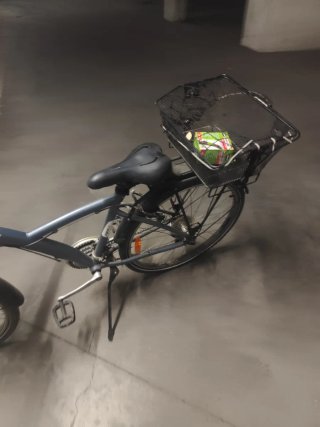 Bicicleta urbana azul con cesta