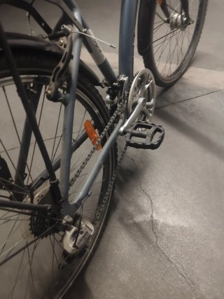 Bicicleta urbana azul con cesta
