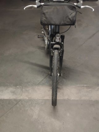 Bicicleta urbana azul con cesta
