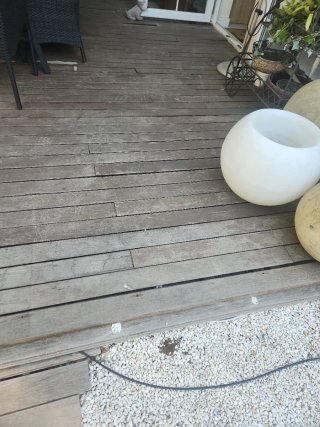 Tarima exterior de teka maciza biselada rastrelada