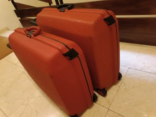 Juego de dos  maletas Samsonite rojas, rigidas