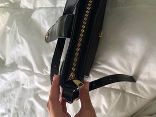 Bolso negro con detalle dorado