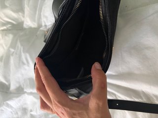 Bolso negro con detalle dorado