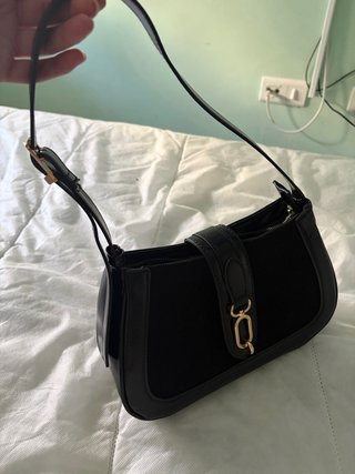Bolso negro con detalle dorado