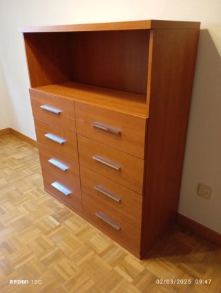 Cómoda madera color cerezo