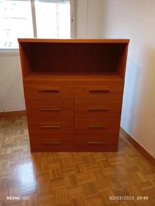 Cómoda madera color cerezo