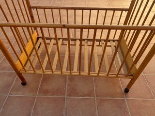 Cuna de madera para bebé
