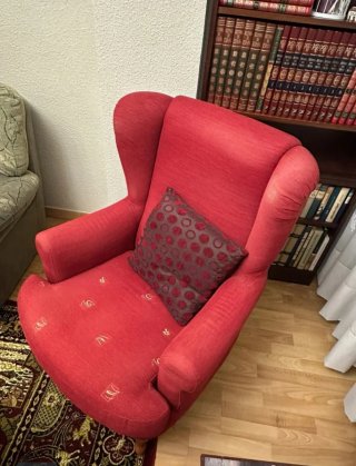 Sillón orejero rojo de tela URGE POR MUDANZA