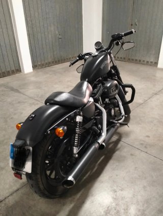 Harley Davidson Sportster Iron 883 Negra