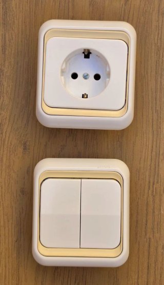 Simón 75 Mecanismo de  Enchufe y doble interruptor
