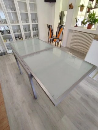 Tavolo in vetro e metallo allungabile
