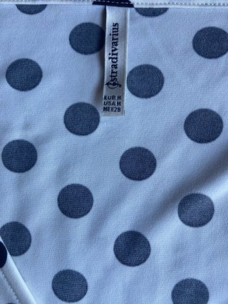 Camiseta Stradivarius lunares fruncida manga larga