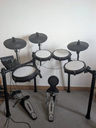 Batería Electrónica Alesis Nitro Max Kit