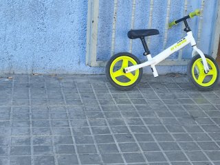 Bicicleta infantil B'TWIN blanca y amarilla