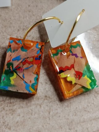 Aros de resina con virutas de lápiz