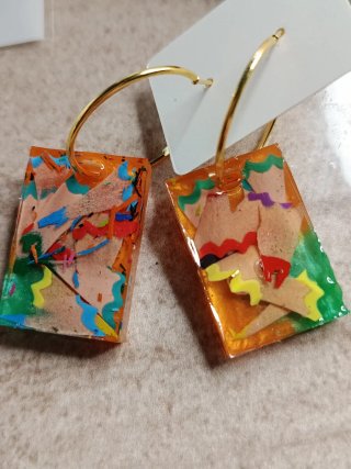 Aros de resina con virutas de lápiz