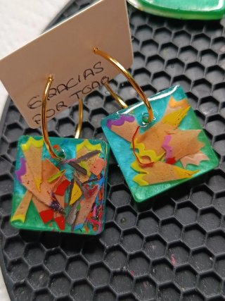 Aros de resina con virutas de lápiz
