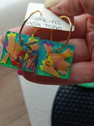 Aros de resina con virutas de lápiz