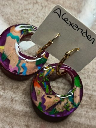 Aros de resina con virutas de lápiz