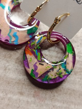 Aros de resina con virutas de lápiz