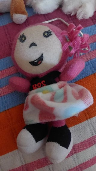 Lote de 3 peluches: perro, gato y muñeca