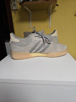 Zapatillas Adidas Beige y Gris