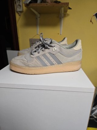 Zapatillas Adidas Beige y Gris
