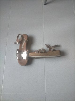 Sandalias doradas planas