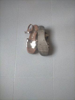 Sandalias doradas planas