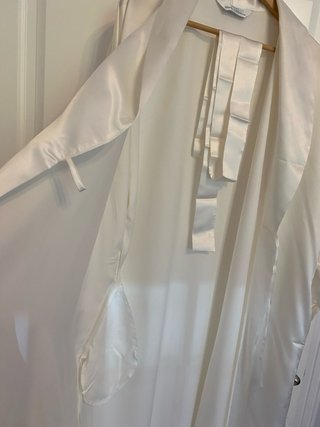 Bata de raso seda satinada blanca