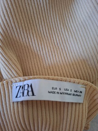 Top beige anudado al cuello