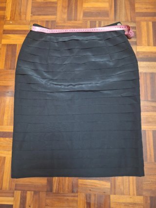 Falda midi negra satinada con relieve T.46