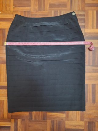 Falda midi negra satinada con relieve T.46