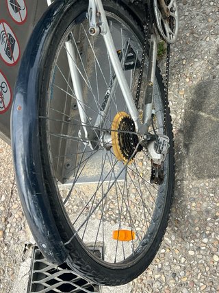 Bicicleta de paseo plateada