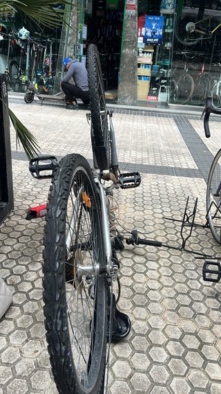 Bicicleta de paseo plateada