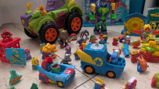 Lote Camión SuperZings y figuras,coches, robot.