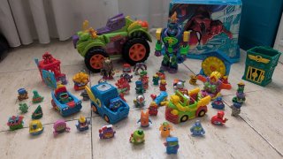 Lote Camión SuperZings y figuras,coches, robot.