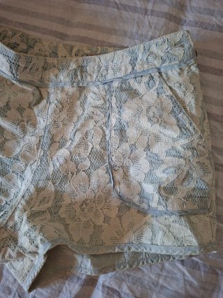 Pantalón corto encaje blanco y azul