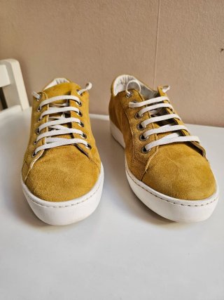 Zapatillas Clarks,mostaza y Blancas.